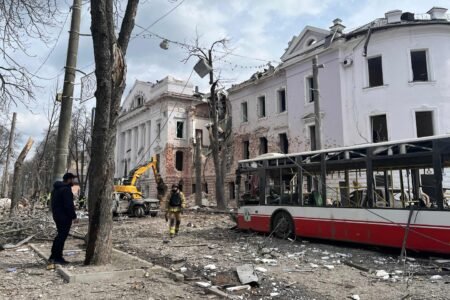 Des frappes russes tuent plus de 30 personnes à Soumy, en Ukraine