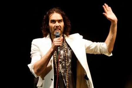 Le comédien britannique Russell Brand inculpé pour viol