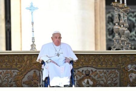 Le pape François fait une apparition non annoncée devant les fidèles au Vatican