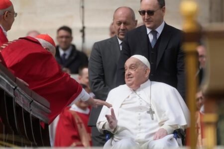 Le pape François prend un bain de foule place Saint-Pierre à Rome lors de la messe des rameaux