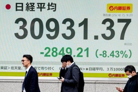 Sur les marchés financiers, la panique se propage, les Bourses plongent